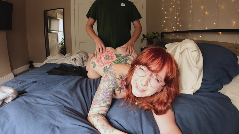 luxury_slut: 继兄发现我在玩弄我的阴户并射在我的脸上