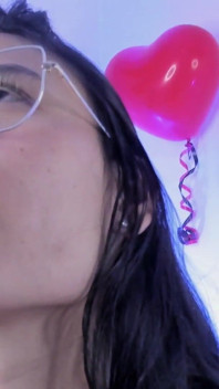 Jovem latina com peitos bonitos e bunda perfeita, agrada-se com seus brinquedos e atinge o orgasmo