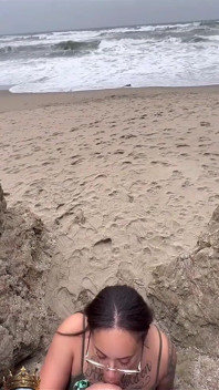 Marley Bee chupa polla en Ocean Beach en San Francisco