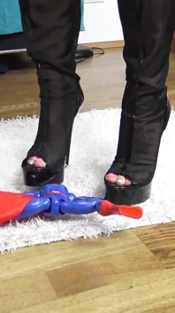 Superman Crush! Kejam Reell menghancurkan Superman secara simbolik untuk semua lelaki!