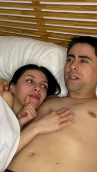 Condivido un letto con il mio capo per errore e scopiamo