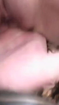Brunetka milf uwielbia ssie kutasa nieznajomego na zewnątrz