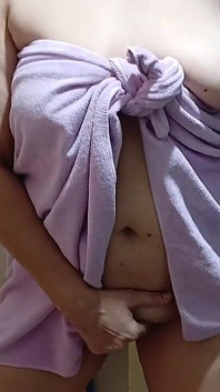 jab vah baathroom se baahar aati hai to meri hot mammi parosan mujhe bahkaati hai