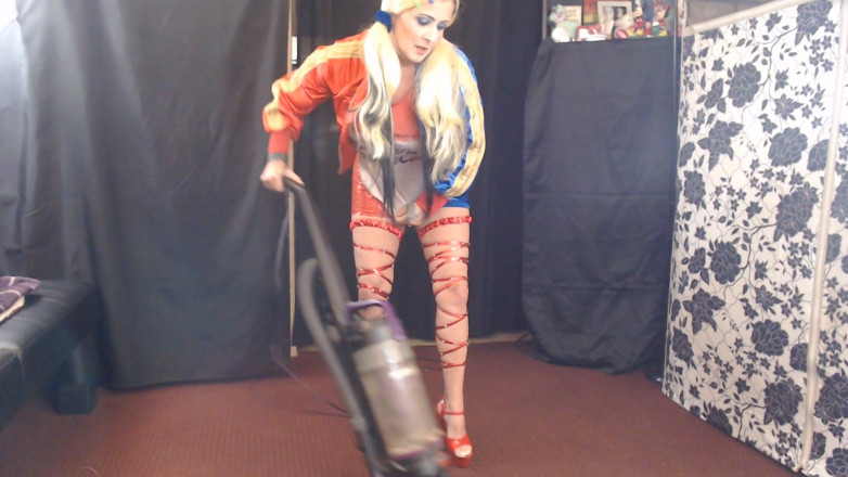 Abby Anna: Harley Quinn slut vacuuming