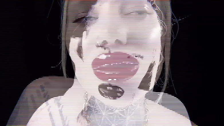 Goddess Misha Goldy: Ascultă buzele mele roșii sau suferă