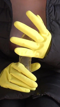 Ma demi-sœur est dans un endroit désert avec des gants jaunes