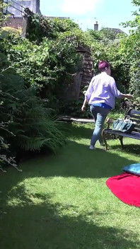 Auntjudys - Gartenbau mit vollbusiger reifer hausfrau layla bird & ihren großen natürlichen titten