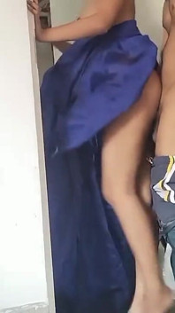 Bhabhi rief jemanden zu hause an und fickte ihre muschi