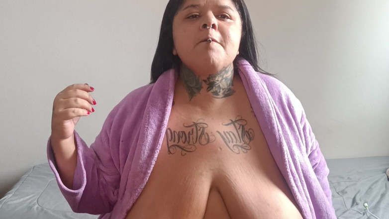 Mary Jhuana: Fetish bbw smoke: cewek dengan jubah sensual lagi asik menggoda -...