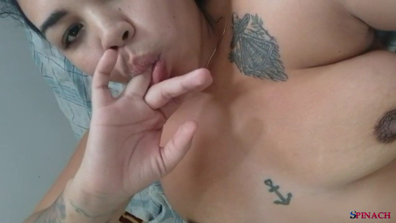 Spinach: Femeie latino africană sexy și excitată se masturbează