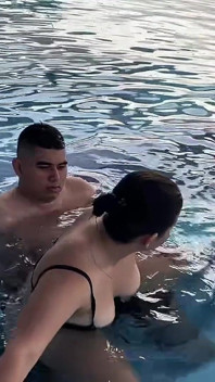 J’attrape mes amis en train de se masturber avec moi au bord de la piscine