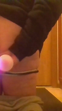 Cewek semok ini lagi asik fingering memeknya sampai lubangnya menganga lebar