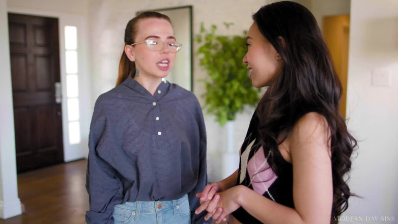 Modern-Day Sins: Modern-day Sins - Lesbian Cam Girl Alexis Tae Seduces Straight Bestie...