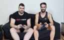 Zeus Ray: Juego videojuegos con mi amigo y nos chupamos las pollas.
