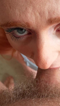 Pixie mange des pieds, un cul, une bite, suce de la pisse et mange du sperme