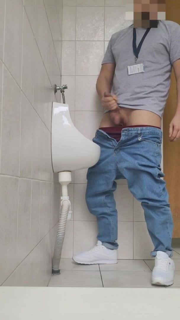 Wanker forever: Ryzykowne szarpnięcie w pisuar w pracy