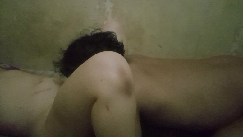 Angelina Pop: Léchage de la chatte de son copain jusqu’au squirt