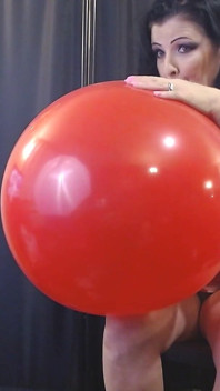 Un gros ballon rouge de 17 pouces s’explose