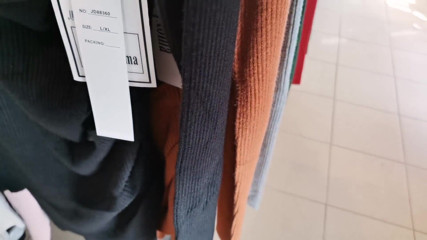 Nicoletta Embassi: Chenge mokré kalhotky v obchodě