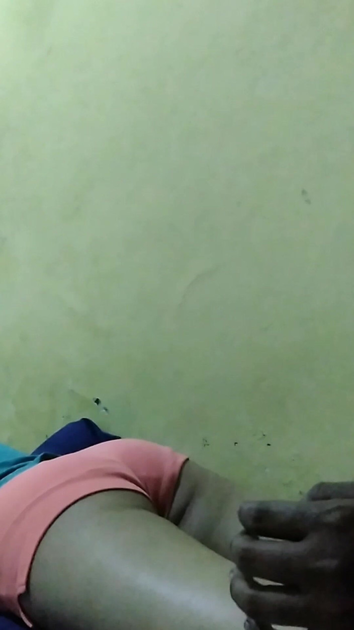 Angelina Pop: Une masseuse reçoit des clientes magnifiques et sexy