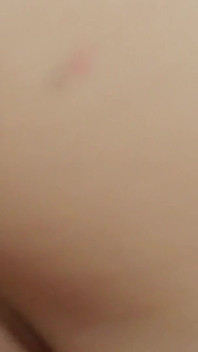 Scène de buns surprise - 3_sexy une brune insère ses doigts à travers sa culotte