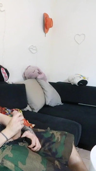 Il mio amico trova il mio compagno di stanza geek si masturba e il mio amico e io gli faccio il suo primo pompino.