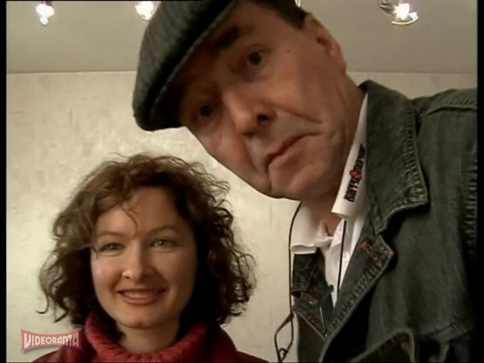 Videorama: 乱れた髪型の可愛い女性はセックスを楽しんでいます