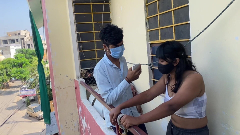 Indian Teen Girl's: 屋外セックス義理の兄弟と義理の妹の外のドアのロマンスとセックスMalluカップルテラスでのセックスとのホットロマンス