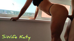 S-Wife Katy: Neukte een getrouwde milf in het bijzijn van de buren...