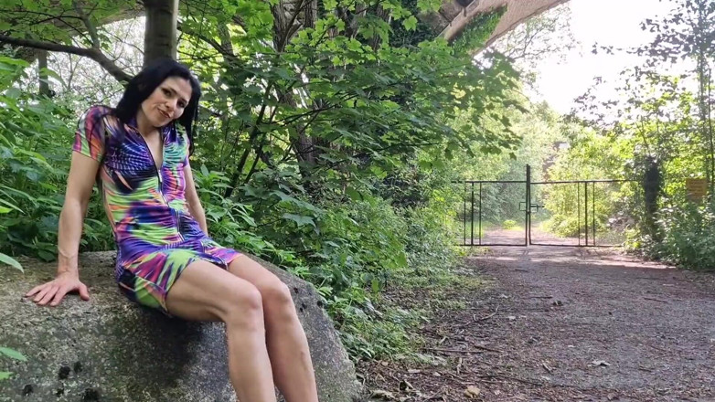 Nicky Brill: Enorme desnudo al aire libre y meando