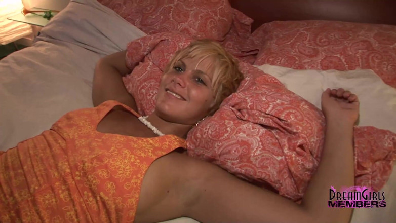 Dream Girls: Una bionda arrapata viene scopata dal tipo della telecamera