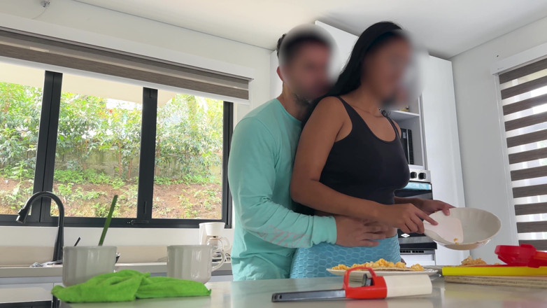 Time traveler: Junges zimmermädchen in blauen leggings lässt ihren chef sie gut...