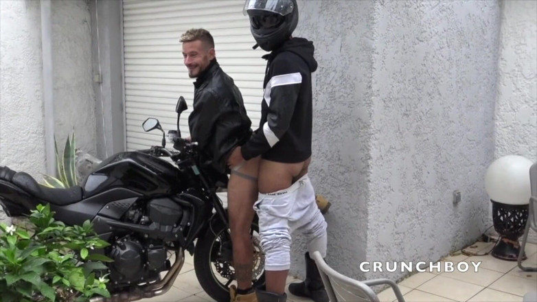 Gaybareback: Troia scopata senza preservativo da un motociclista etero