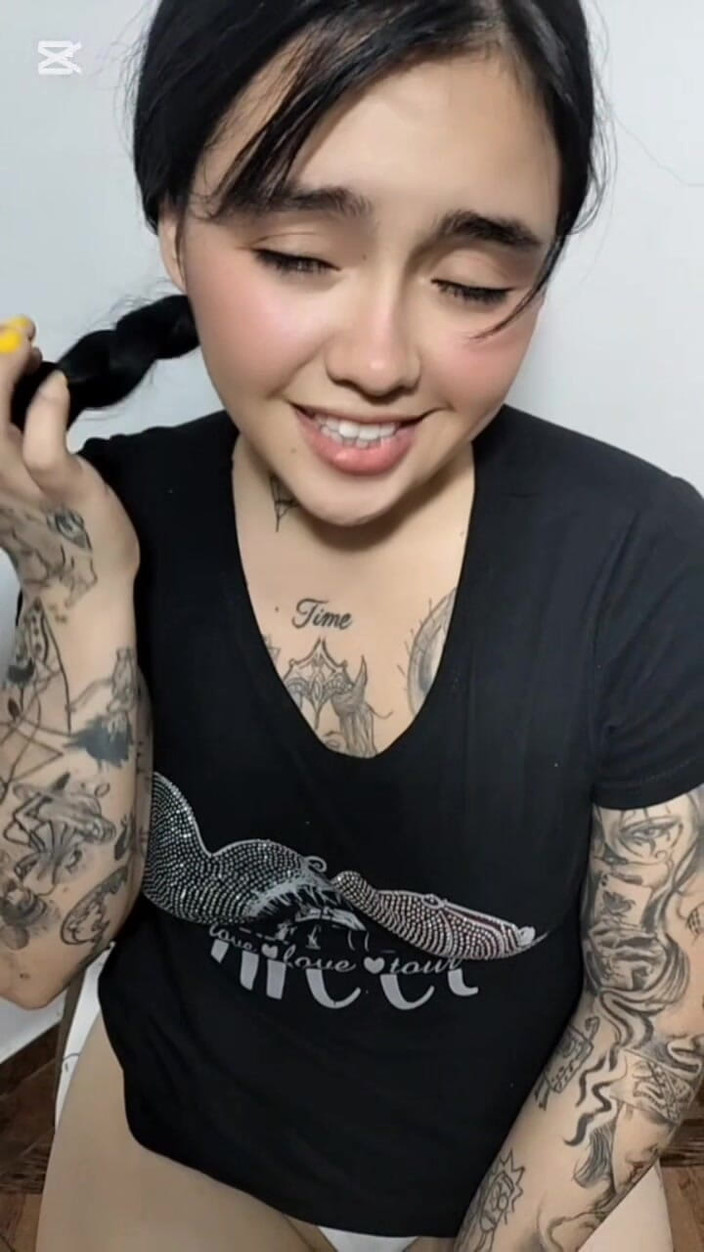 Dalyla: Tôi không thể ngừng chạm vào bản thân mình