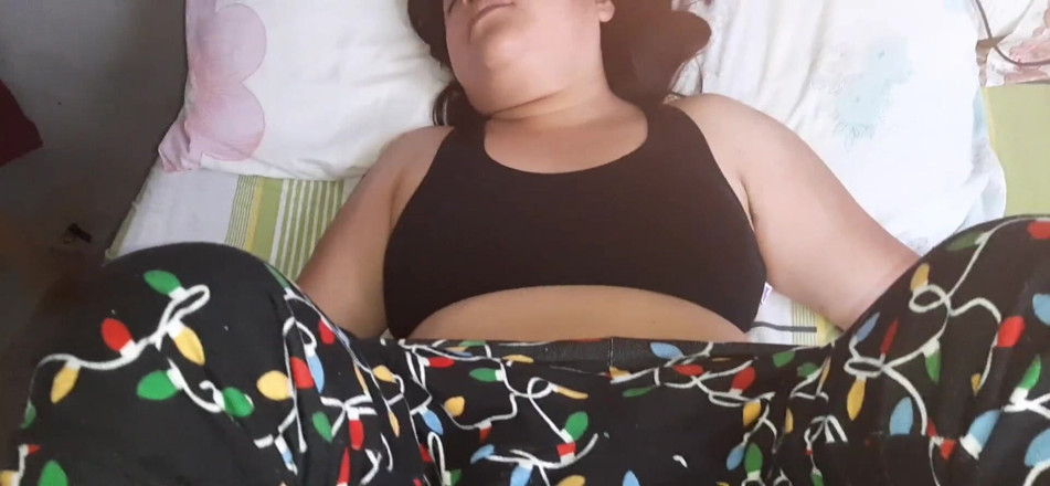 Oriane_Suck_Roses: Můj zvrácený soused mě chtěl šukat od 18 let, dal mi sperma...
