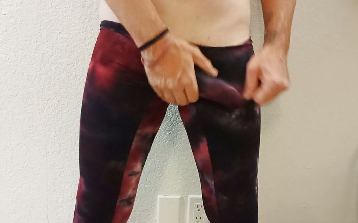 Receptor distort: विशाल लंड वाला लड़का योग पैंट में लंड हिलाता है