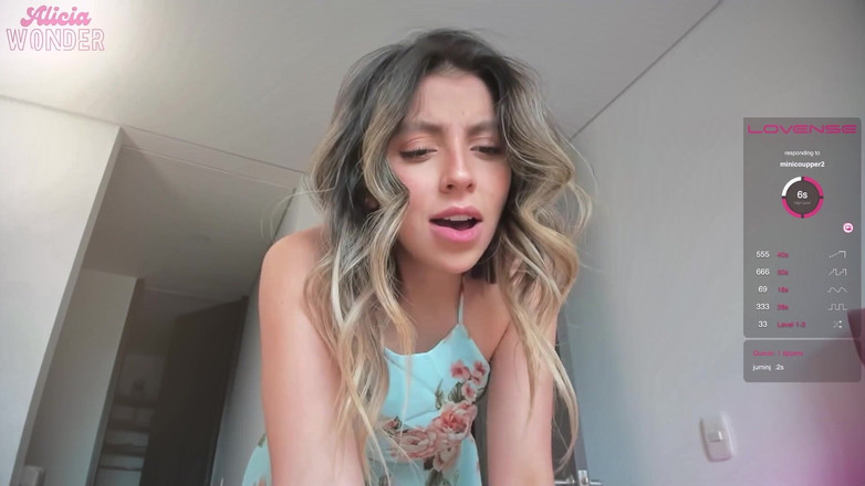 Cute Alice: Bella colombiana con tette piccole e un culo grasso solleva...