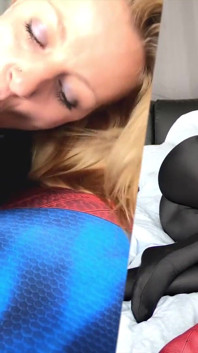 Natacha Guapa in volledige zwarte zentai Lycra pijpbeurt