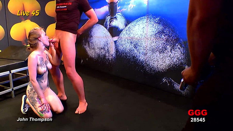 GGG John Thompson Studio: アジア系メガネのスラット、フィステットのアソコとお尻が爆発する噴水!