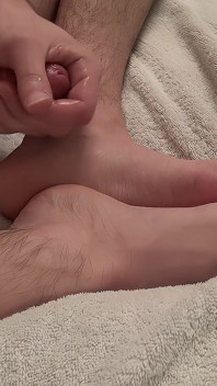 Chico heterosexual lanza gruesas cuerdas de semen por todo sus suaves pies en primer plano