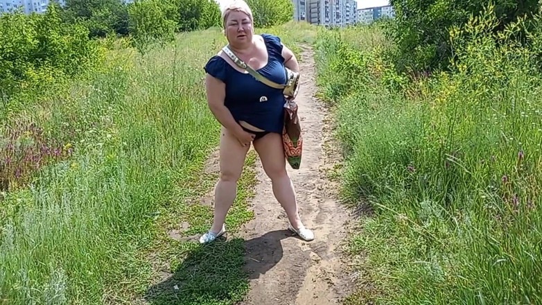 Zona901: A fat woman walks through the park shows her ass...