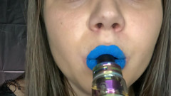Your fantasy studio: Vaping zblízka s modrou rtěnkou