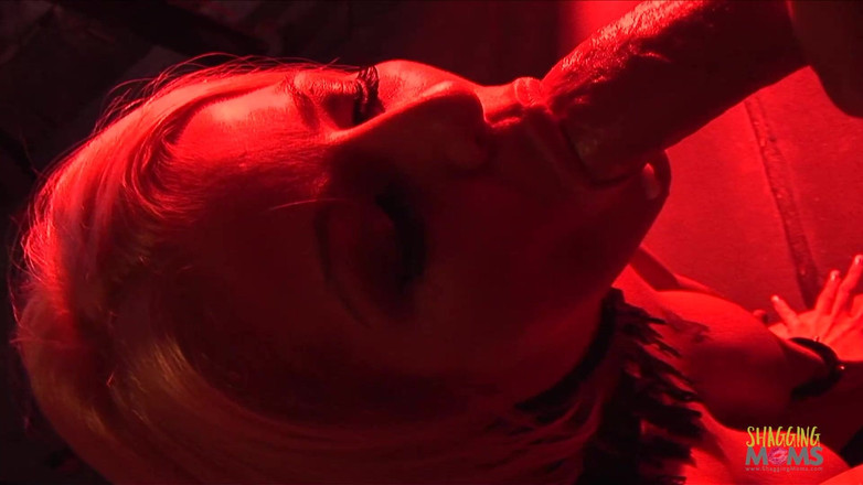 Shagging Stepmoms: Après s’être fait bander les yeux dans le donjon, une...