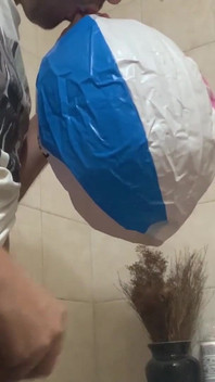 Nel bagno con una palla da spiaggia