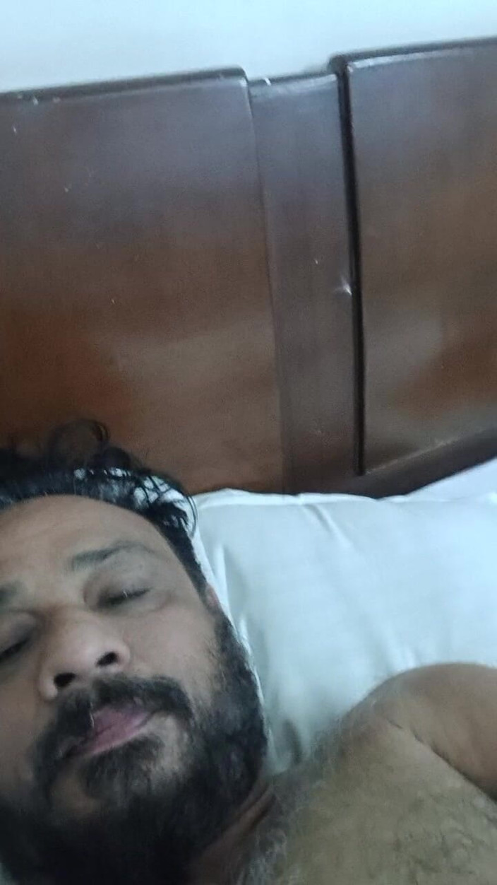 Daddy Dude: Bố Ấn Độ Nằm Trên Giường Trêu Chọc Và Tạo Dáng Cho...