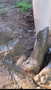 Barfuß spritzen und spielen im schlamm, schmutzige füße