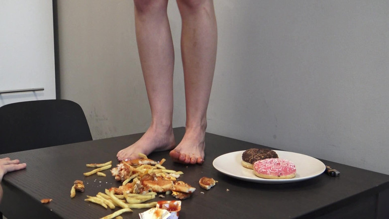 Femdom Austria: Fast Food &amp; Donat krmení nohou!