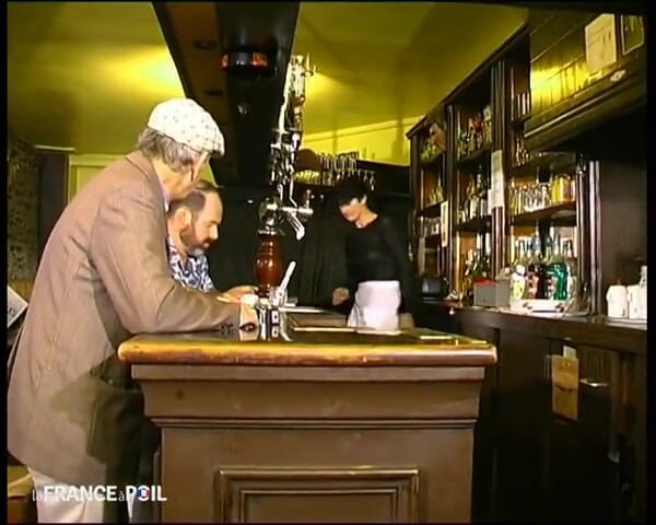 Rue Chaude: Carole, șeful barului, în grup în șorțul ei mic alb!