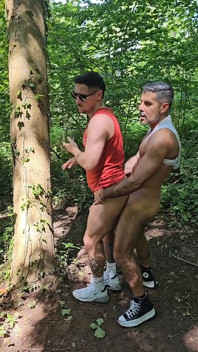 Mrdání sexy italského nevlastního otce v lese cestovní bez sedla