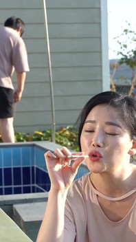 청소는 뒷전 어떻게든 꼬시는 섹시청소부